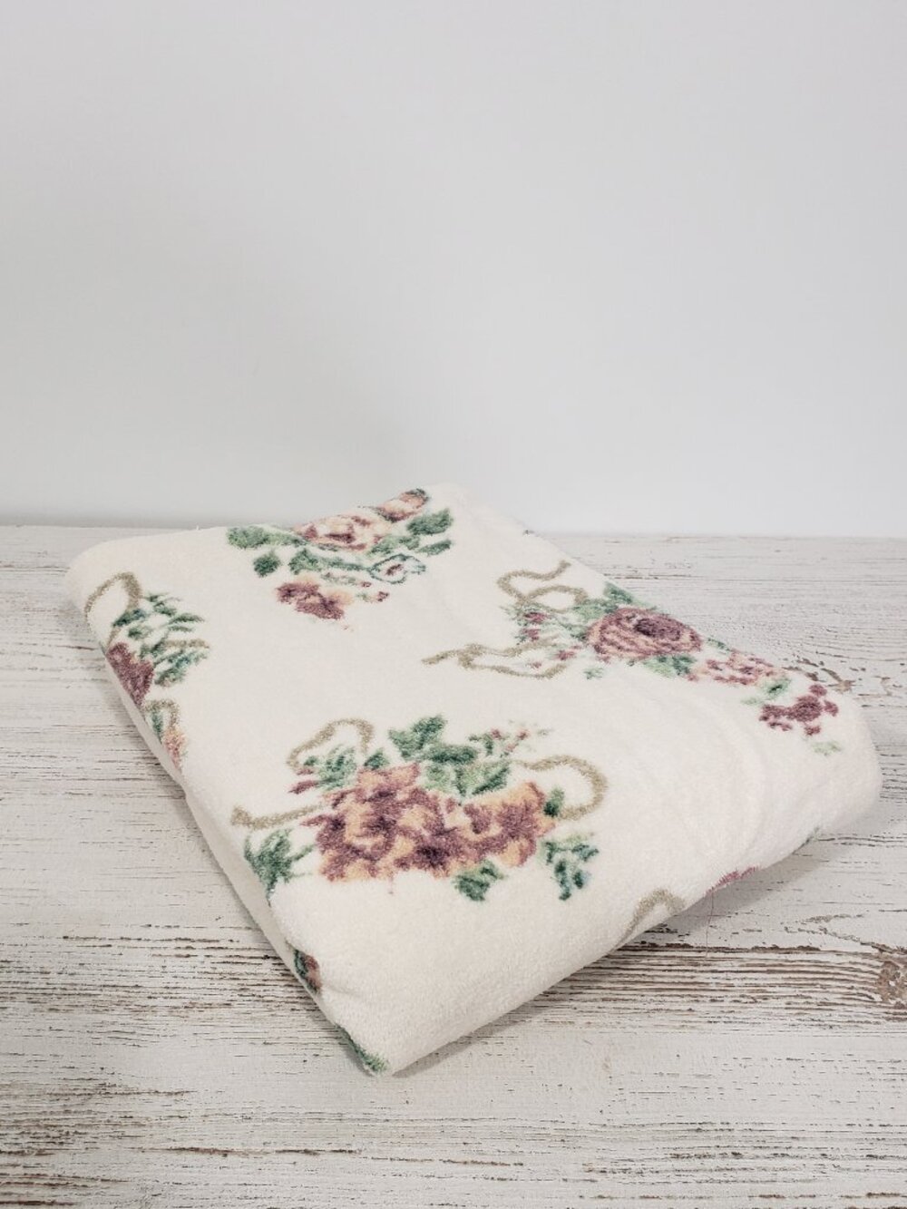 Elizabeth Gray  Cotton  Cream Floral Bath Towel  Vintage Cottagecore Grandmacore